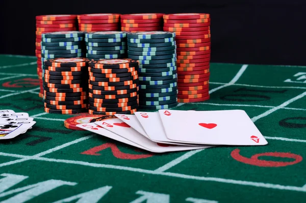 Platzieren Sie Einen Pokerspieler Chips Und Karten — Stockfoto