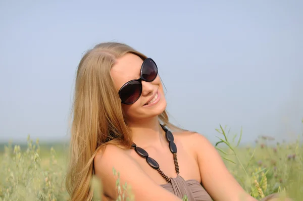 Frau mit Brille auf dem Feld — Stockfoto