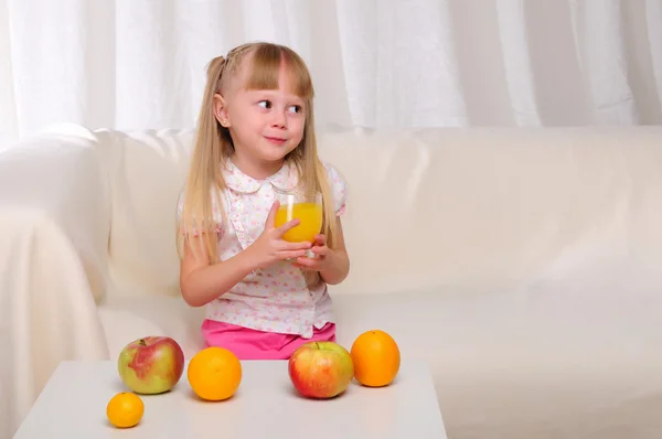 オレンジ ジュースのガラスを保持している小さな女の子 — ストック写真
