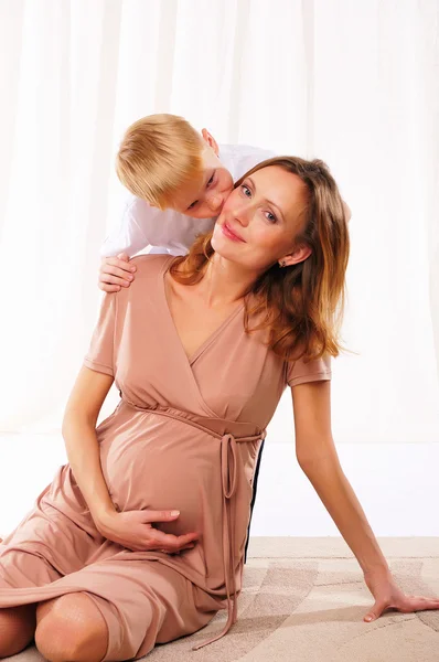 Menino e sua mãe grávida — Fotografia de Stock