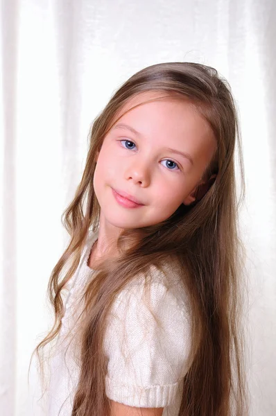 Porträtt av en ung vacker flicka — Stockfoto