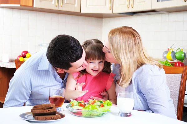 Papai Mamãe Sua Filhinha Almoçando Juntos Sua Cozinha — Fotografia de Stock