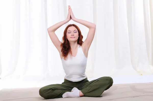 Junges Mädchen Macht Yoga Übungen Sitzen Auf Dem Boden — Stockfoto