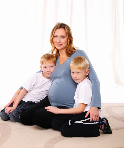 Két Piros Brothers Terhes Anya Időt Együtt — Stock Fotó