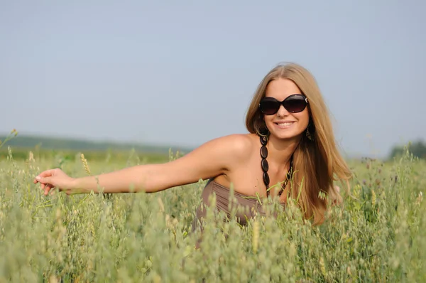 Женщина в очках в поле — стоковое фото