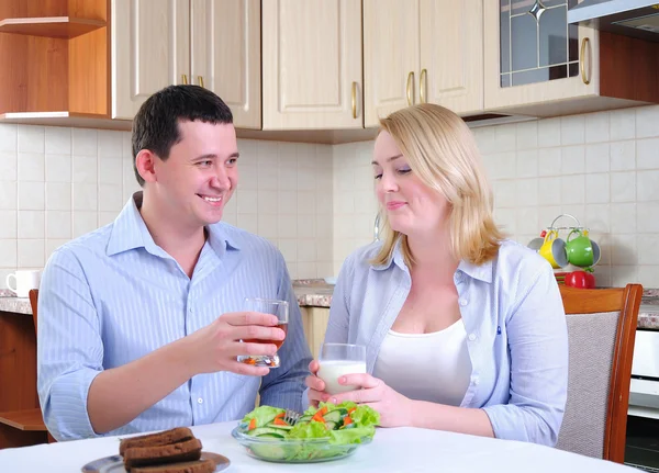 Moglie Marito Fanno Colazione Insieme Nella Sua Cucina — Foto Stock