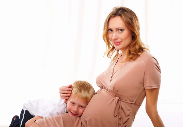 小男孩和他怀孕的母亲 — 图库照片