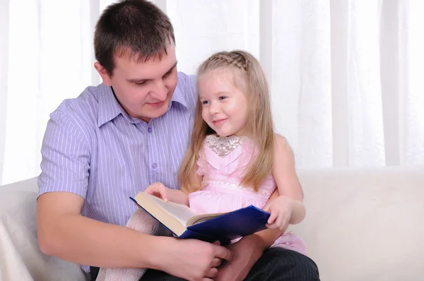 Niña Está Sentada Regazo Padre Lee Con Libro — Foto de Stock