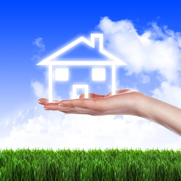 作为房地产业务的象征蓝天手中的房子 — 图库照片
