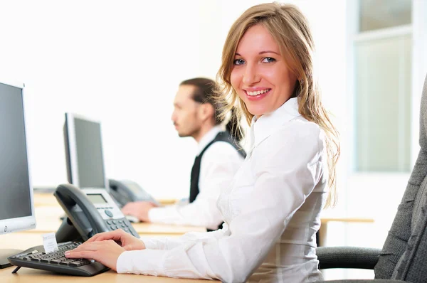 コンピューターで働いている彼のオフィスの彼の職場で若い女の子 — ストック写真