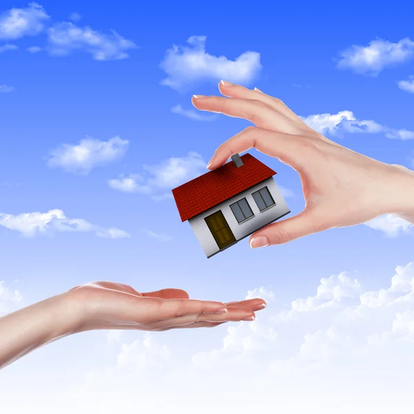 Huset Händerna Mot Den Blå Himlen Som Symbol För Fastighetsbranschen — Stockfoto