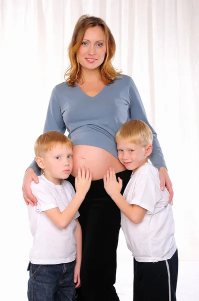 Twee Rode Broers Hun Zwangere Moeder Doorbrengen Tijd Samen — Stockfoto