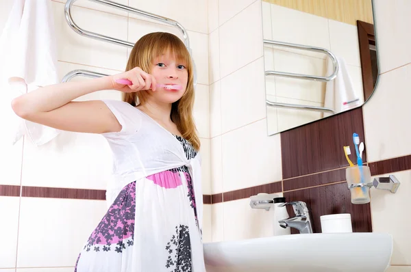 若い女の子の早朝に目を覚ます彼の浴室で彼の歯を磨く — ストック写真
