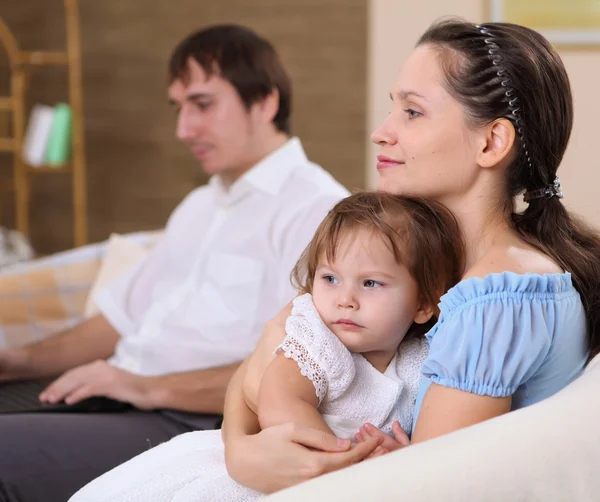 Jovem mãe com uma filha em casa — Fotografia de Stock