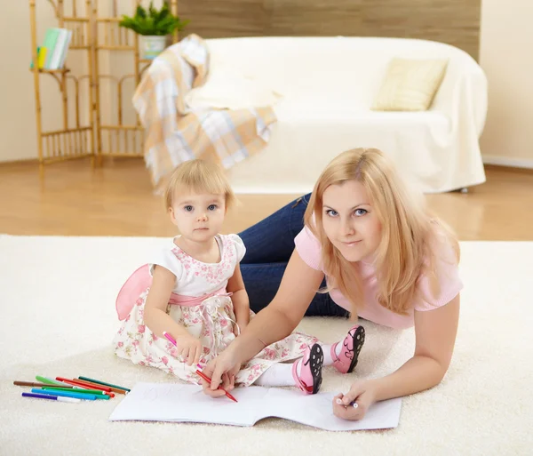 Mother with her little daughter at home — Stock Photo, Image