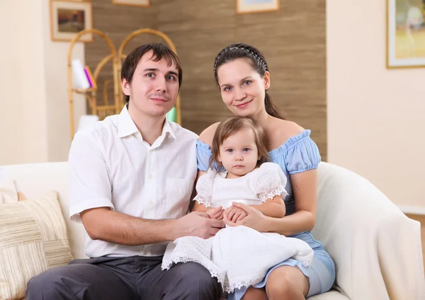リビング ルームで自宅で娘と若い家族 — ストック写真
