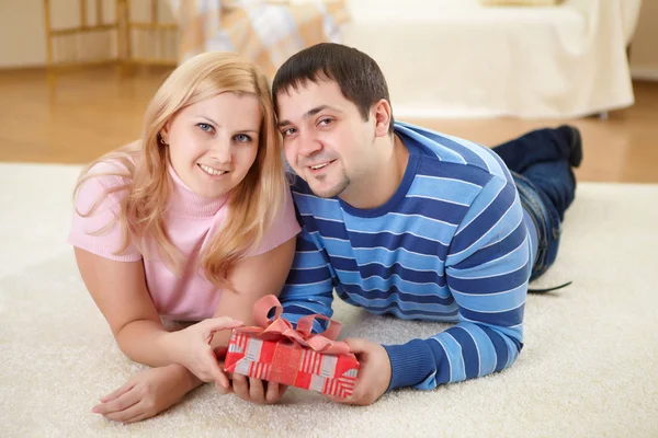 Man at home with a present — Stock Photo, Image