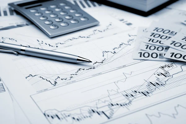 Finanzdiagramme Und Diagramme Liegen Auf Dem Tisch — Stockfoto
