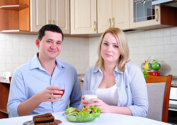 Wife Husband Have Breakfast Together His Kitchen — Stock Photo, Image