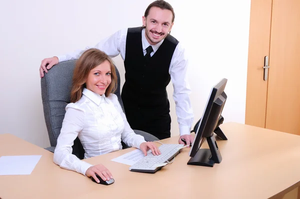 若いビジネスの男性と オフィスのコンピューターで実行している女の子 — ストック写真