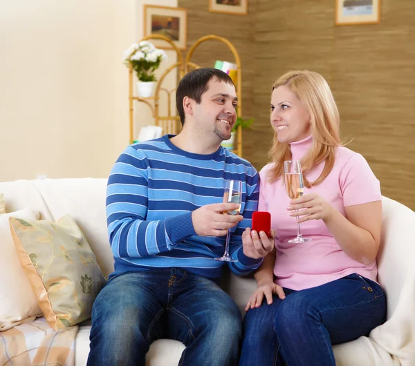 Mann Und Frau Feiern Etwas Hause Mit Schamagnegläsern — Stockfoto