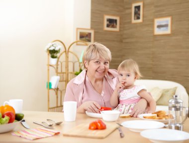 Büyükanne küçük bebek torunu evde besleme