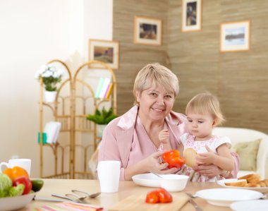 Büyükanne küçük bebek torunu evde besleme