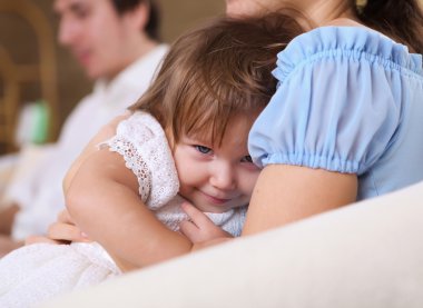 evde kızı olan genç anne