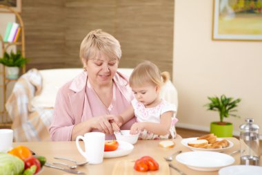 Büyükanne küçük bebek torunu evde besleme