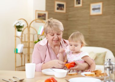 Büyükanne küçük bebek torunu evde besleme