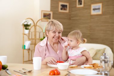 Büyükanne küçük bebek torunu evde besleme