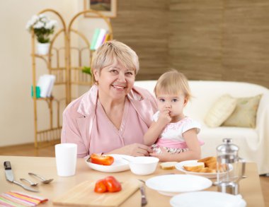 Büyükanne küçük bebek torunu evde besleme