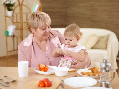 Büyükanne küçük bebek torunu evde besleme