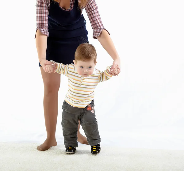 Pequeño Bebé Aprendiendo Caminar Con Padre — Foto de Stock