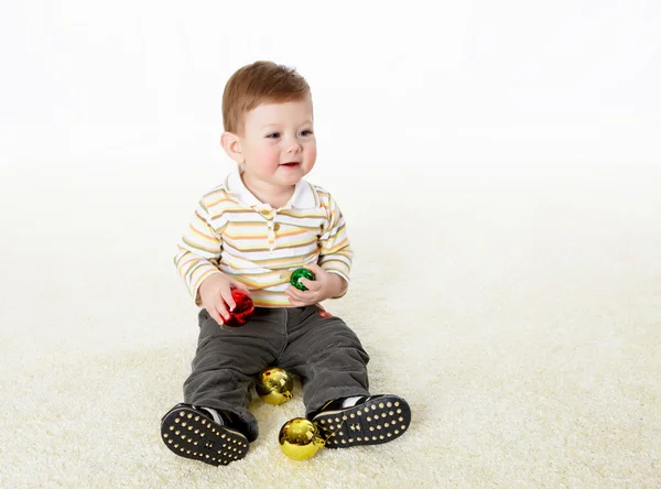 Glücklich Lächelnder Kleiner Junge Der Auf Dem Boden Spielt — Stockfoto