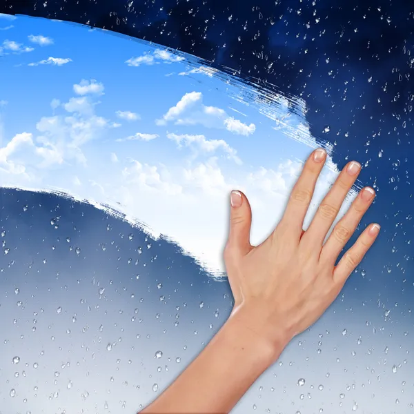 Hand Wischt Vernebeltes Fenster Bei Blauem Himmel — Stockfoto