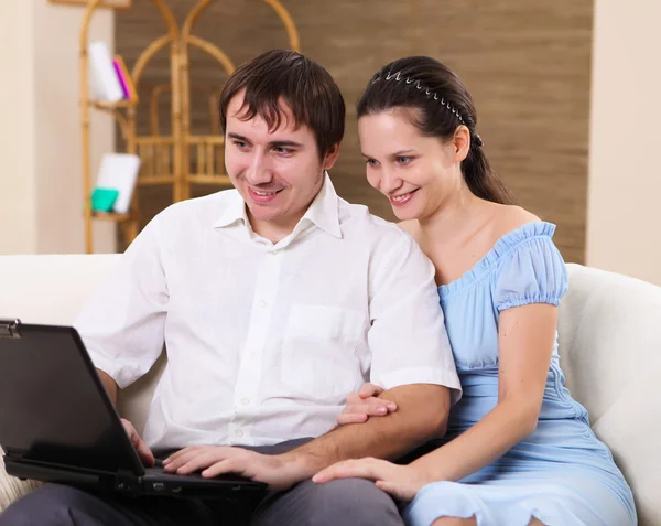 Mladí Manželé Pracují Přenosném Počítači Sedí Gauči Doma — Stock fotografie
