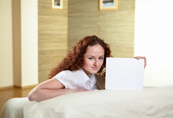 Portrait of woman holding blank card — Stock Photo, Image