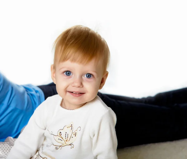 Щасливий Усміхнений Маленький Хлопчик Грає Підлозі — стокове фото