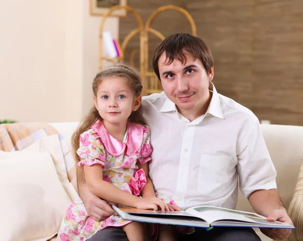 Jonge familie thuis met een dochter — Stockfoto