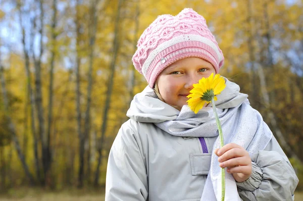 一朵黄花在秋天的森林中一个小女孩 — 图库照片