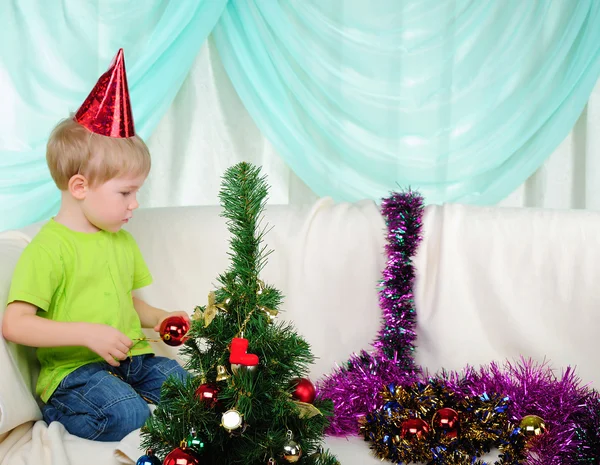 Mały Chłopiec Przygotowuje Się Święta Wesołych Świąt Szczęśliwego Nowego Roku — Zdjęcie stockowe