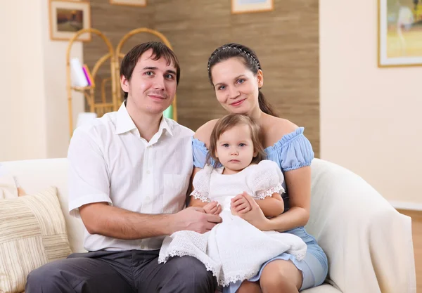 リビング ルームで自宅で娘と若い家族 — ストック写真