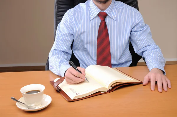 Mladý obchodní muž pracuje v kanceláři — Stock fotografie