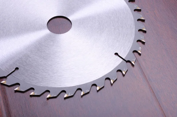 Metal Disk Dairesel Testere Koyu Arka Plan Üzerinde Olduğunu — Stok fotoğraf