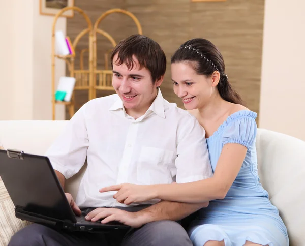 Young Couple Working Laptop Computer Sitting Sofa Home — Stock Photo, Image
