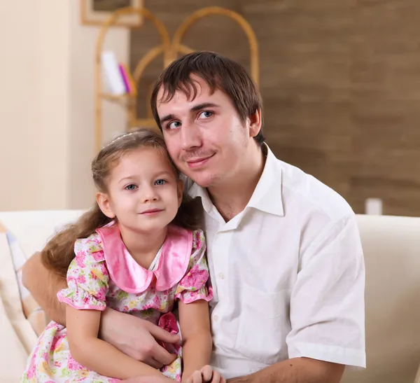 Joven Padre Con Una Hija Casa Sala Estar —  Fotos de Stock