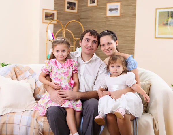 Familia joven en casa con una hija — Foto de Stock