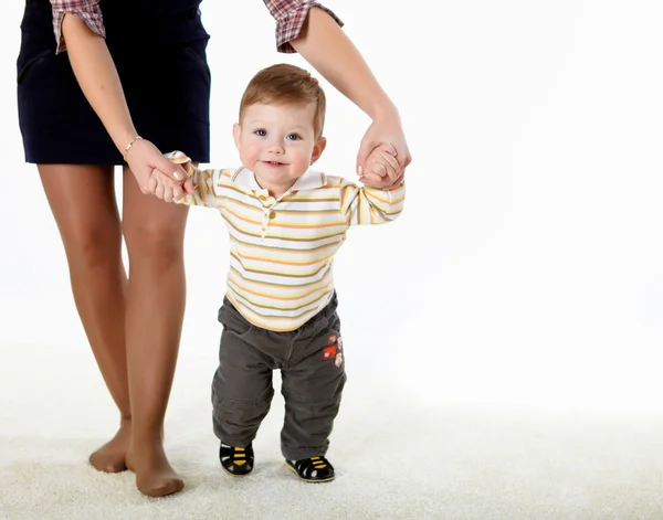 Kleine Baby Leren Hoe Lopen Met Een Ouder — Stockfoto
