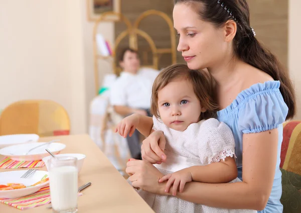 Madre Joven Alimentando Bebé Casa Cocina Con Una Cuchara —  Fotos de Stock